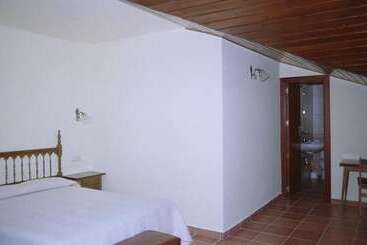 هتل Hostal Fondevila