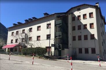 هتل Hostal Fondevila