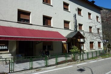 هتل Hostal Fondevila