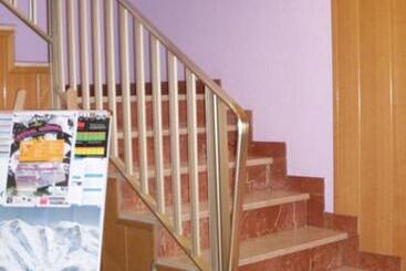 هتل Hostal Fondevila