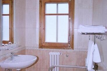 هتل Hostal Fondevila