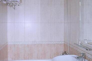هتل Hostal Fondevila
