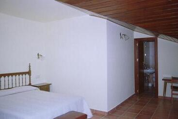 هتل Hostal Fondevila