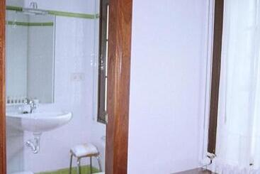 هتل Hostal Fondevila