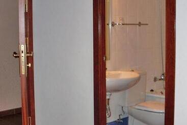 هتل Hostal Fondevila