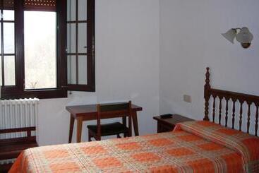 هتل Hostal Fondevila