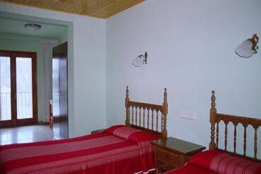 هتل Hostal Fondevila