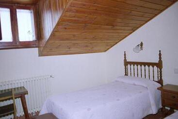 هتل Hostal Fondevila