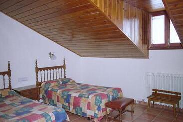 هتل Hostal Fondevila