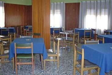 هتل Hostal Fondevila