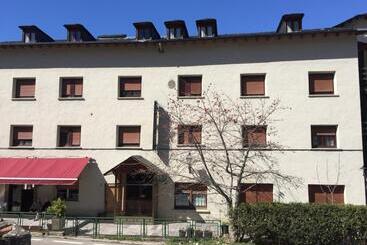 هتل Hostal Fondevila