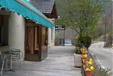 هتل Hostal Fondevila