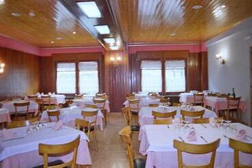 هتل Hostal Fondevila