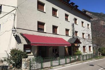 هتل Hostal Fondevila