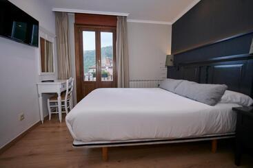 هتل Hostal Lola