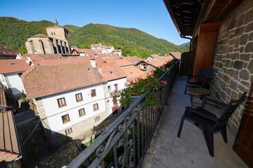 هتل Hostal Lola
