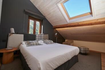 هتل Hostal Lola