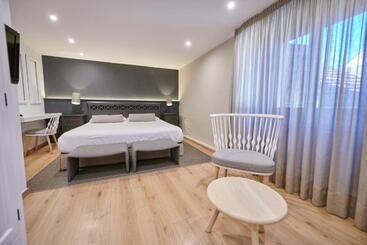 هتل Hostal Lola