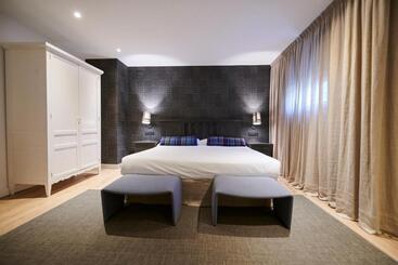 هتل Hostal Lola
