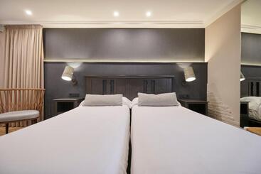هتل Hostal Lola