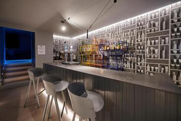 هتل Hostal Lola