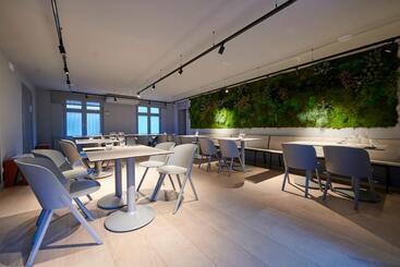 هتل Hostal Lola