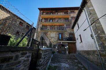هتل Hostal Lola