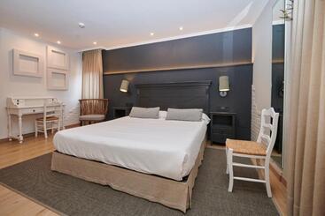 هتل Hostal Lola