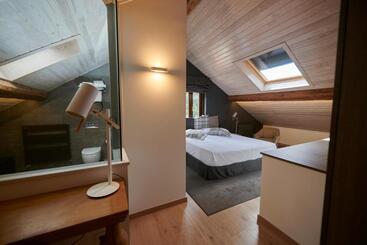 هتل Hostal Lola