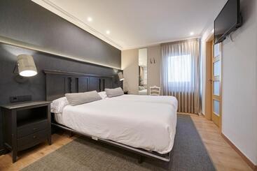 هتل Hostal Lola