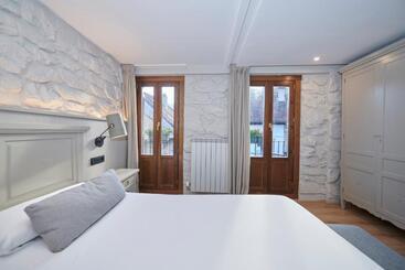 هتل Hostal Lola
