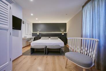 هتل Hostal Lola
