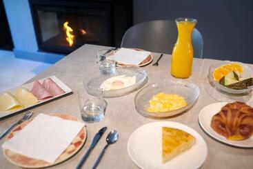 هتل Hostal Lola