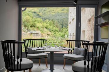 هتل Hostal Lola