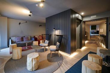 هتل Hostal Lola