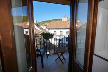 هتل Hostal Lola