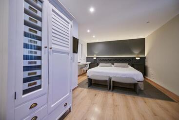 هتل Hostal Lola