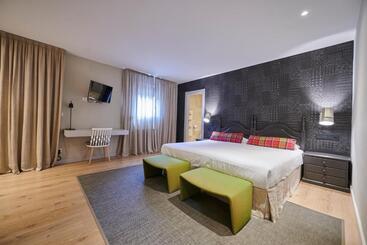 هتل Hostal Lola