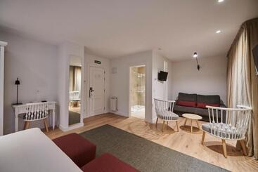 هتل Hostal Lola
