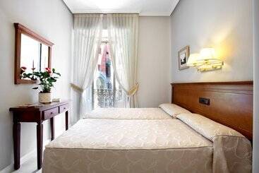هتل Hostal Macarena
