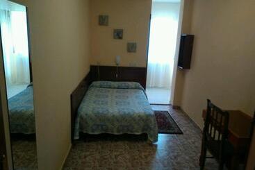 هتل Hostal Mayo