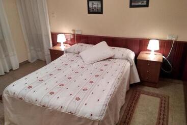 هتل Hostal Mayo