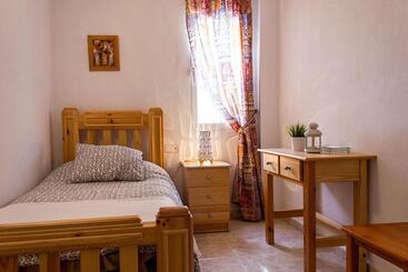 هتل Hostal Sango Sierra De Las Nieves