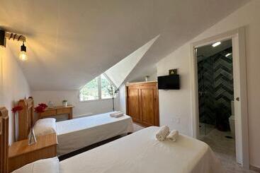 هتل Hostal Sango Sierra De Las Nieves
