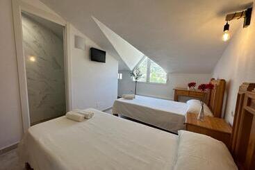 هتل Hostal Sango Sierra De Las Nieves