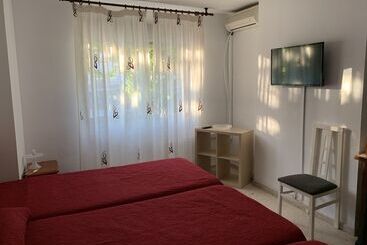 هتل Hostal Mediterráneo