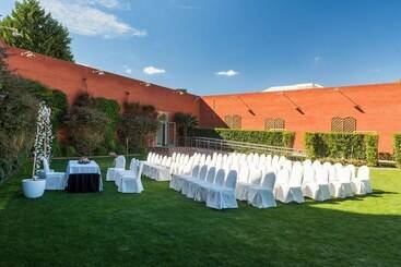 هتل Guadalajara & Conference Center Affiliated by Melia