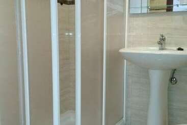 هتل Hostal Cruce