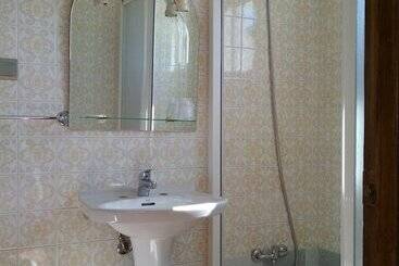 هتل Hostal Cruce