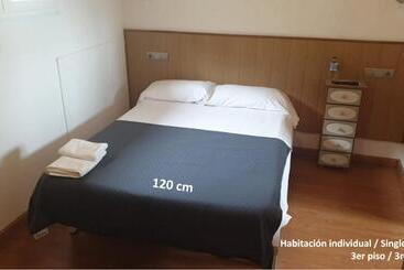 هتل Hostal Cruce